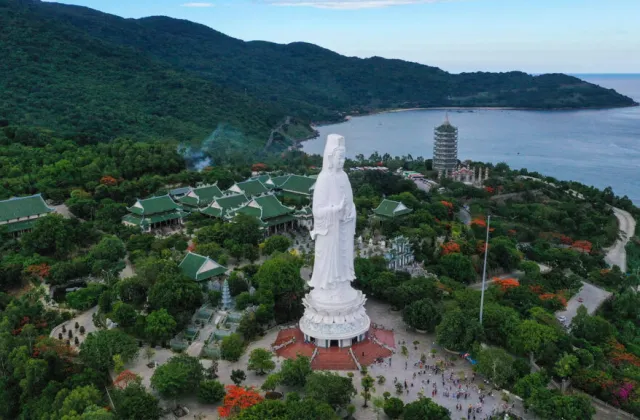 Ngày 1: HCM - ĐÀ NẴNG - BÁN ĐẢO SƠN TRÀ - PHỐ CỔ HỘI AN (Ăn trưa, tối)