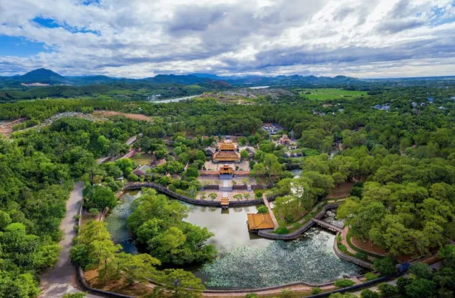 Ngày 5: NGÀY 5: LĂNG TỰ ĐỨC - LÀNG HƯƠNG  - TIỄN KHÁCH (Ăn sáng, trưa)