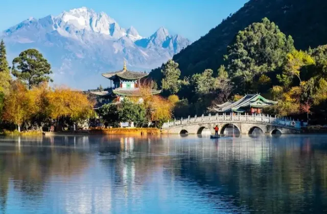Ngày 1: HÀ NỘI - LỆ GIANG  (ĂN TRƯA NHẸ, ĂN TỐI)